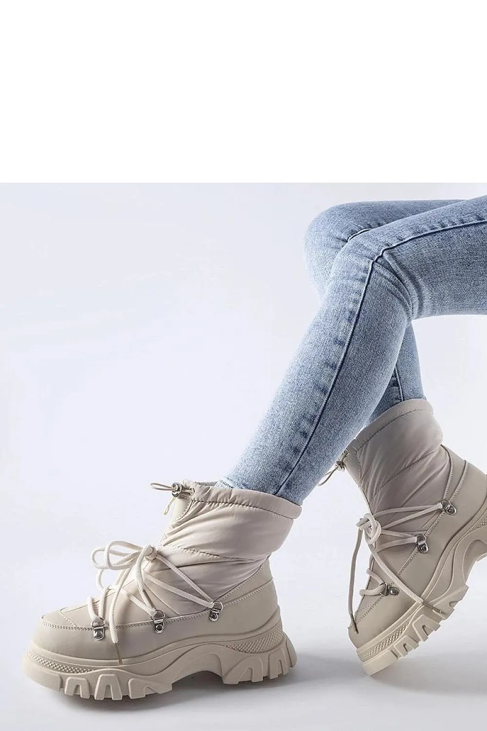 Black insulated snow boots