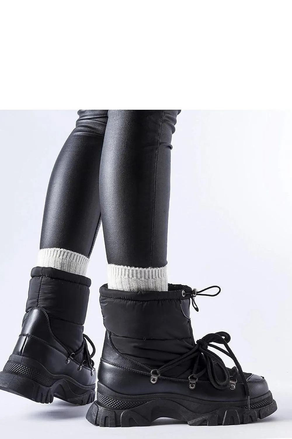 Black insulated snow boots