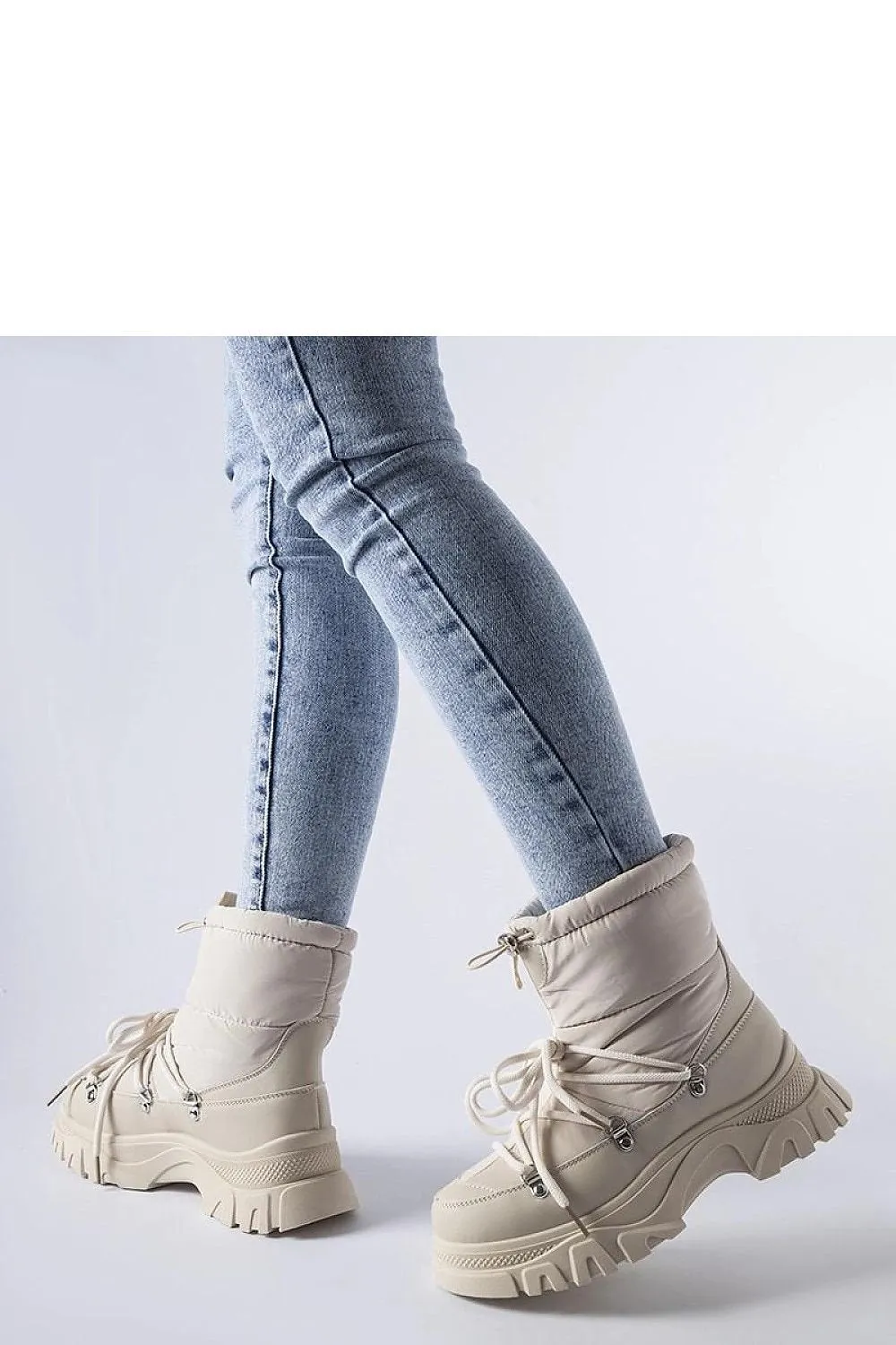 Black insulated snow boots