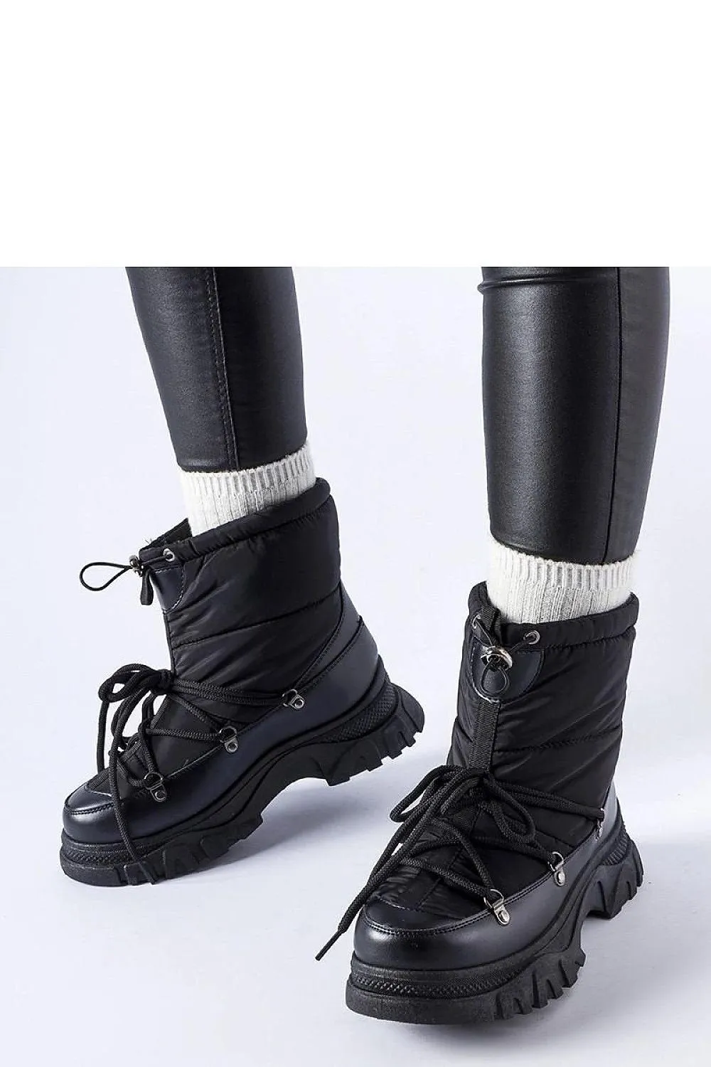 Black insulated snow boots