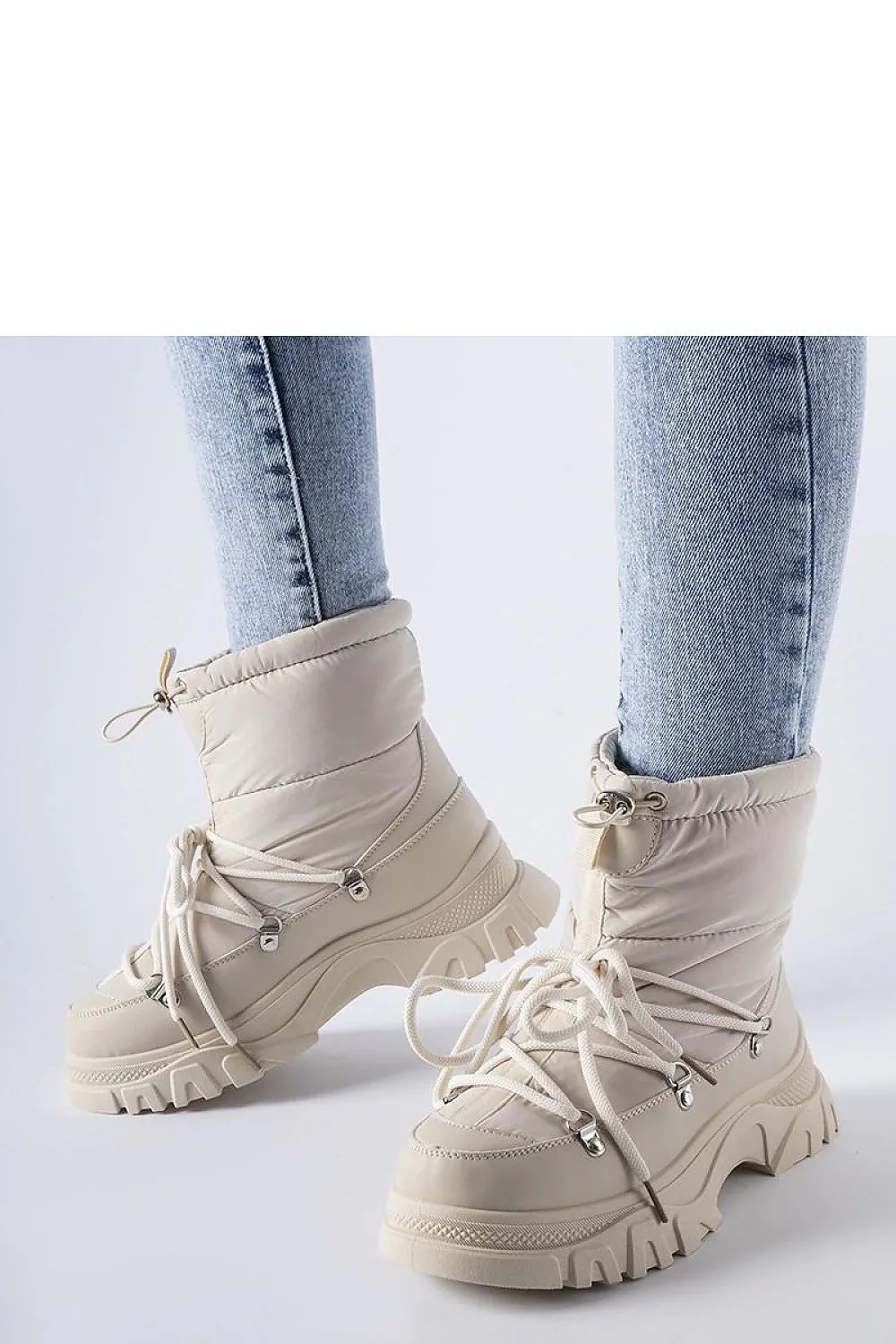 Black insulated snow boots