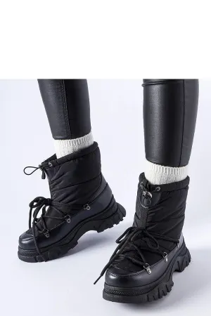 Black insulated snow boots