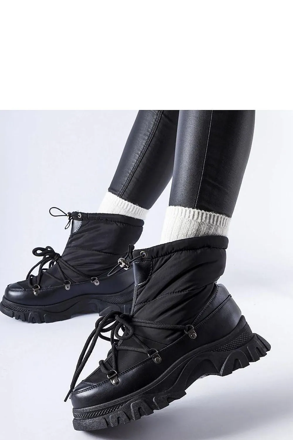 Black insulated snow boots